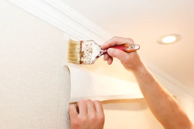 Pose de papier peint à Trédias — revêtements muraux et toiles de verre